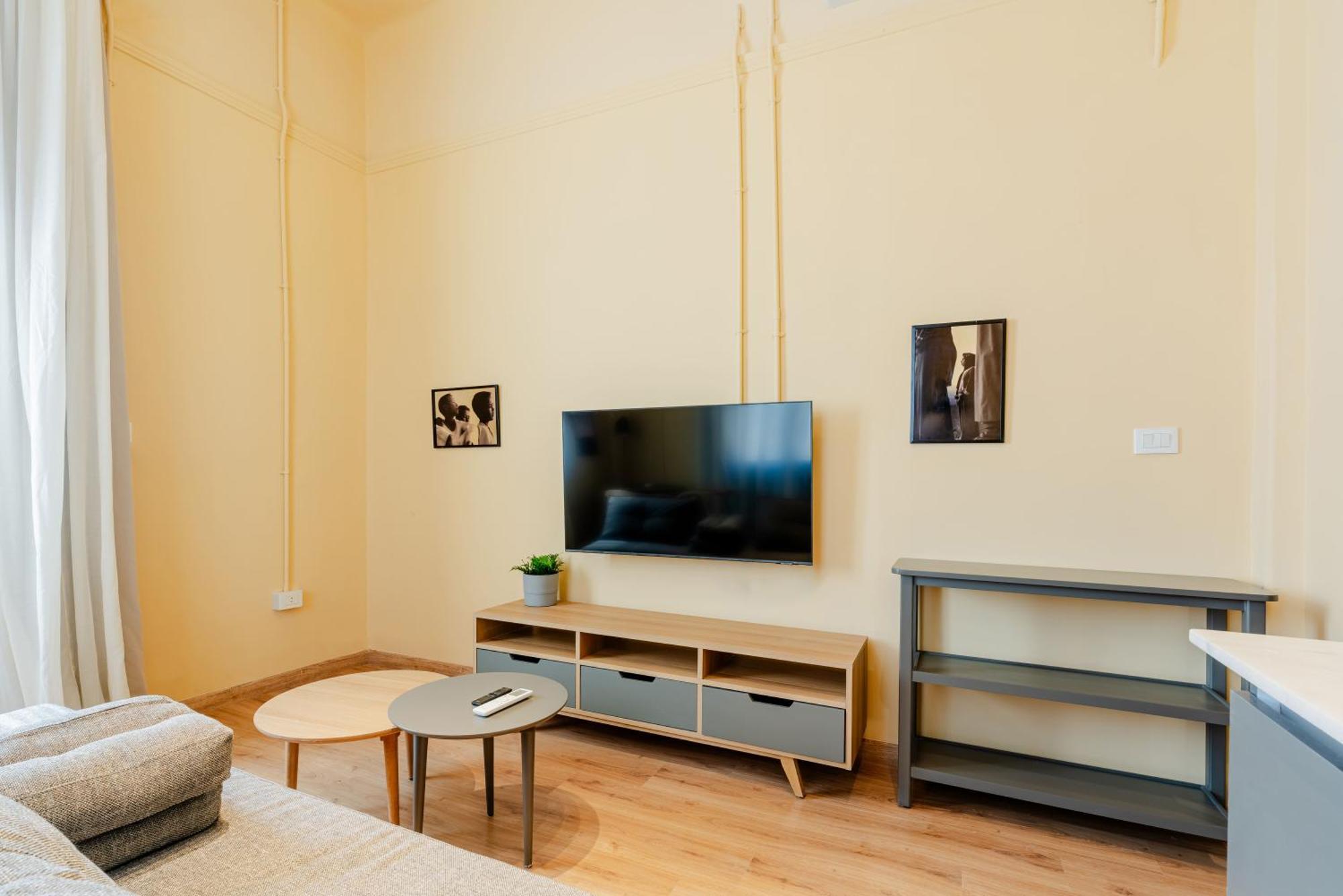 Grey L Downtown Menasce House *